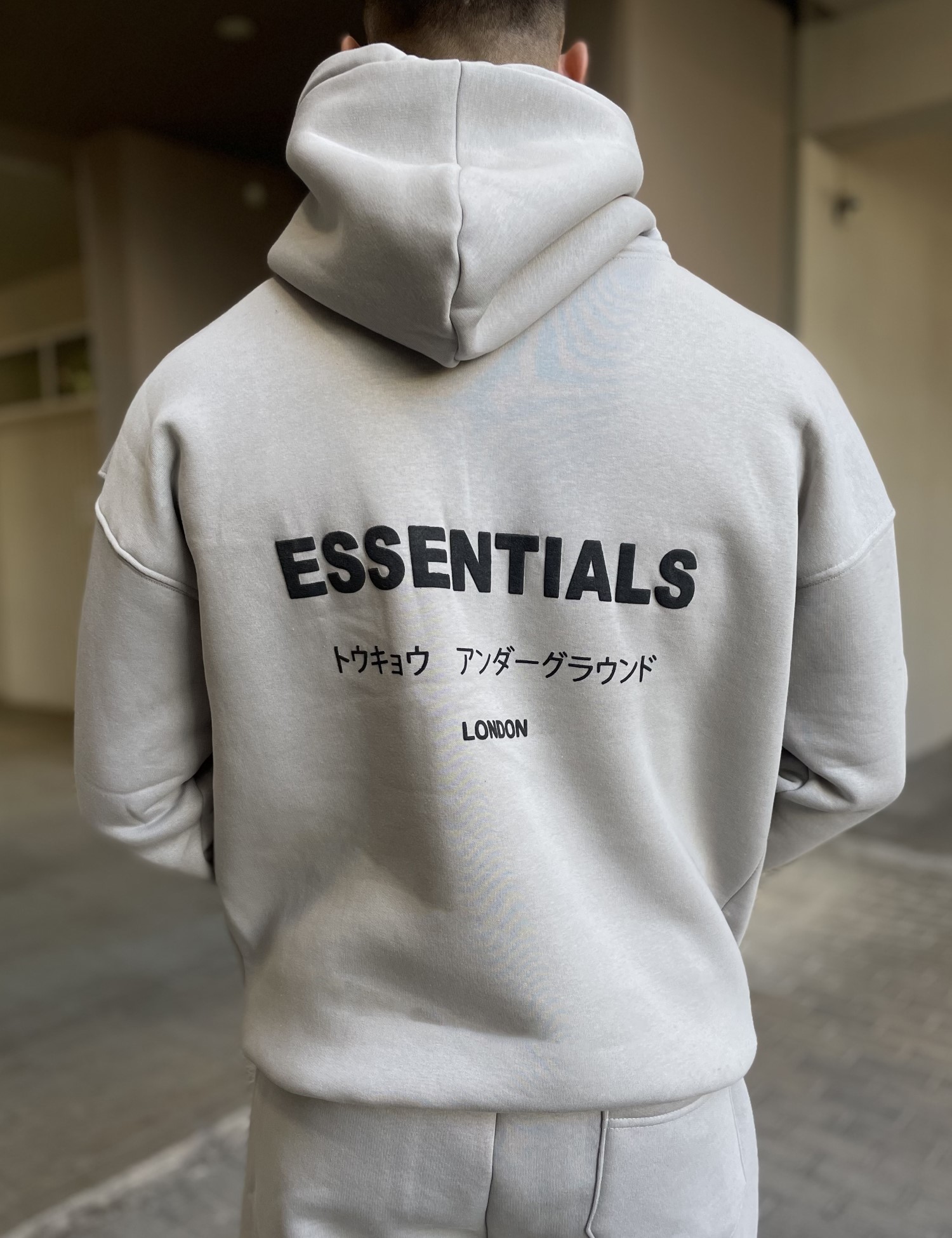 Ανδρικό γκρι φούτερ με κουκούλα και λογότυπο στο στήθος ES26016G φωτογραφία